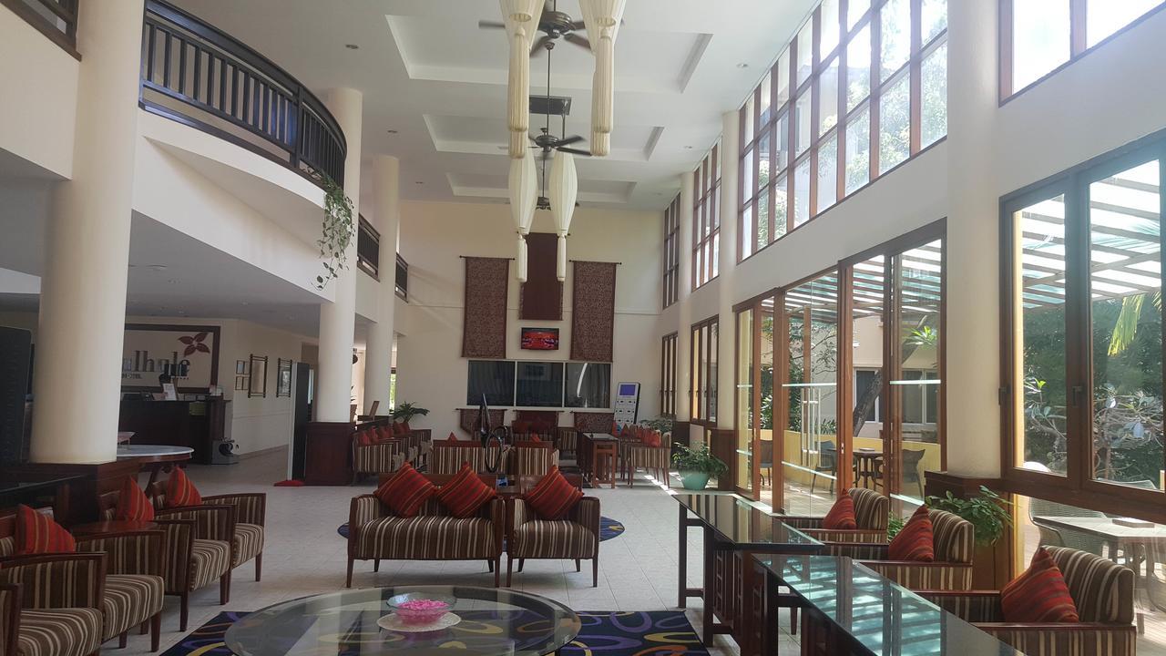 מאלה Hulhule Island Hotel מראה חיצוני תמונה