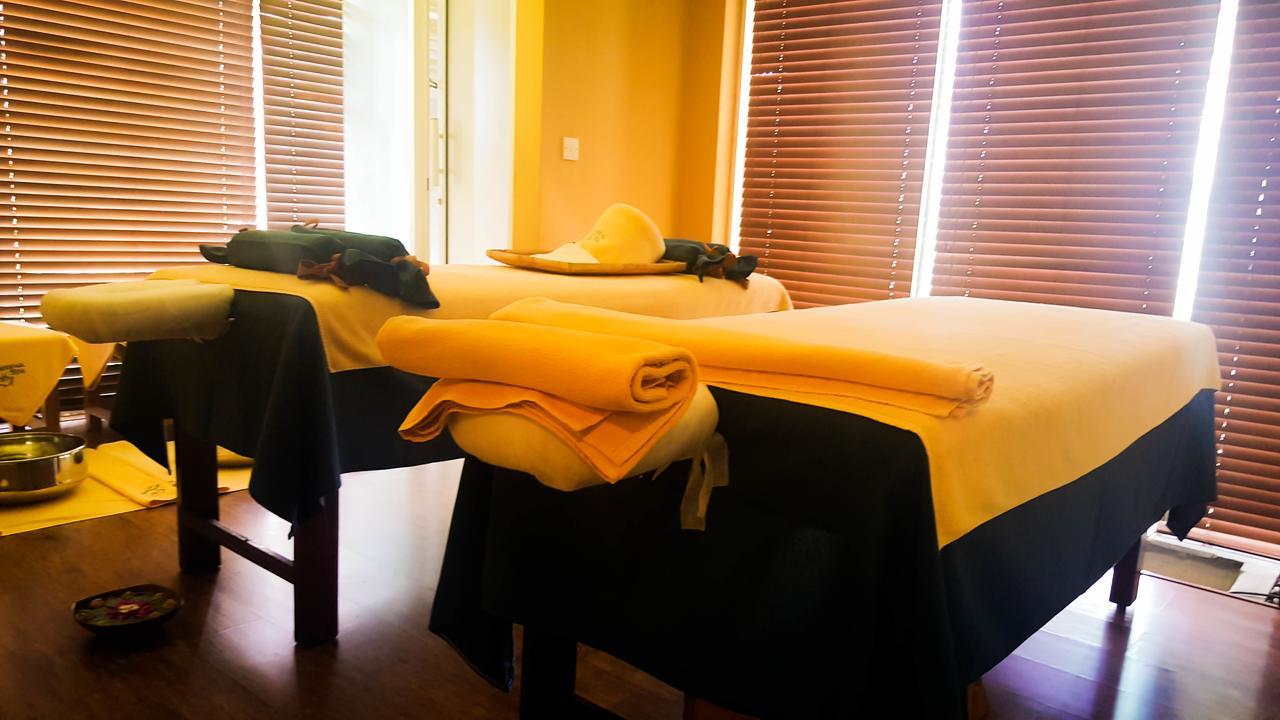 מאלה Hulhule Island Hotel מראה חיצוני תמונה