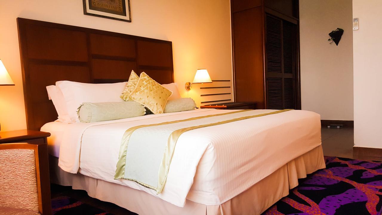 מאלה Hulhule Island Hotel מראה חיצוני תמונה