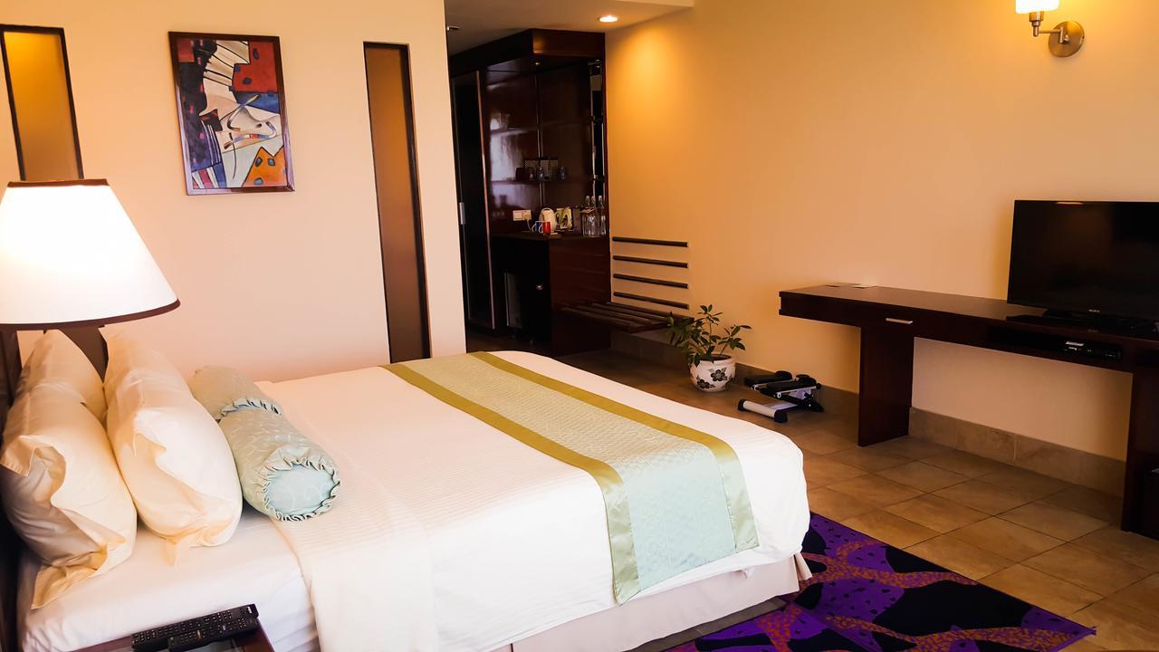 מאלה Hulhule Island Hotel מראה חיצוני תמונה