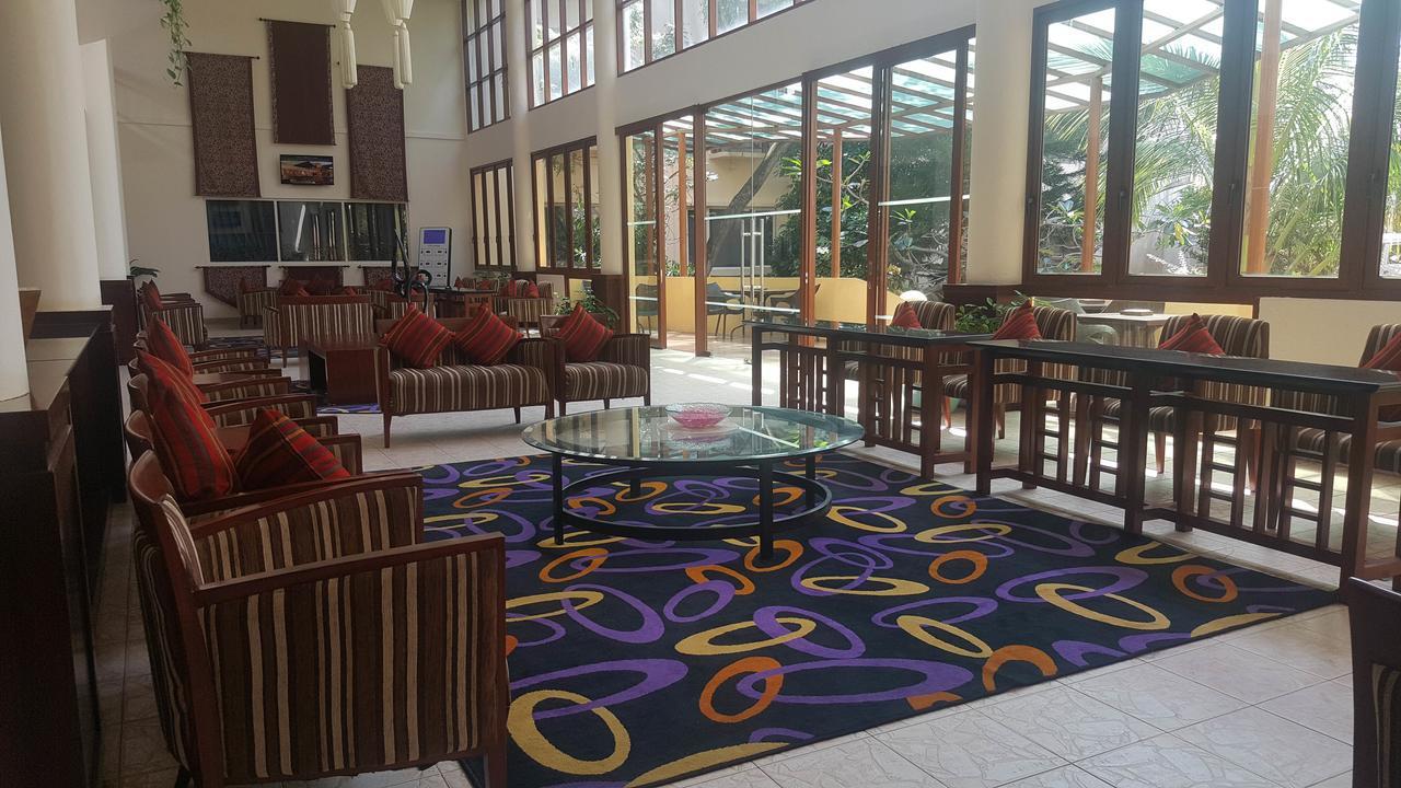 מאלה Hulhule Island Hotel מראה חיצוני תמונה