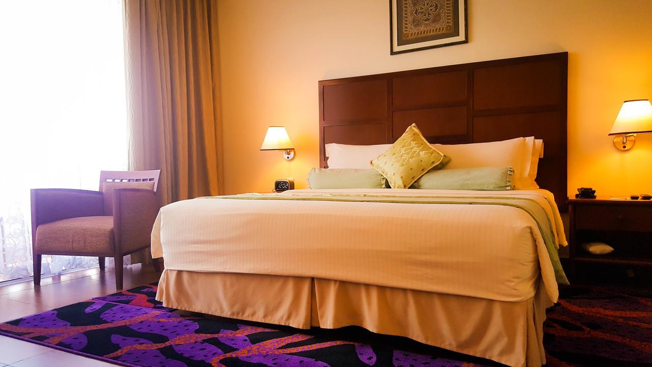 מאלה Hulhule Island Hotel מראה חיצוני תמונה