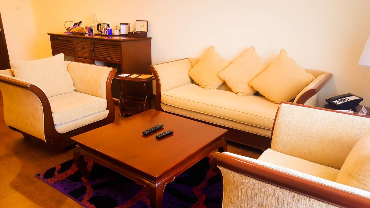 מאלה Hulhule Island Hotel מראה חיצוני תמונה