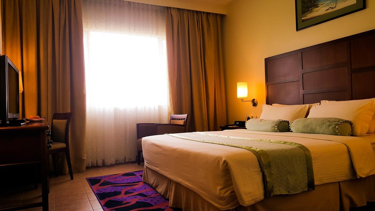 מאלה Hulhule Island Hotel מראה חיצוני תמונה