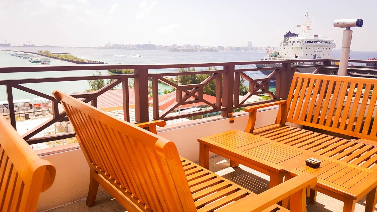 מאלה Hulhule Island Hotel מראה חיצוני תמונה