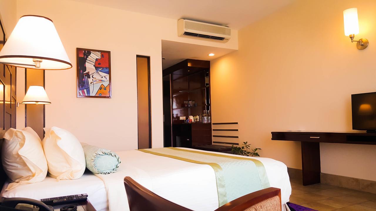 מאלה Hulhule Island Hotel מראה חיצוני תמונה