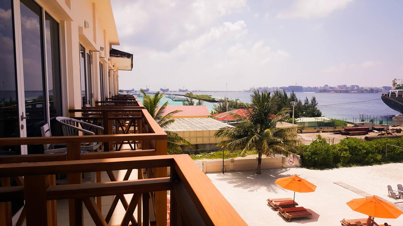 מאלה Hulhule Island Hotel מראה חיצוני תמונה