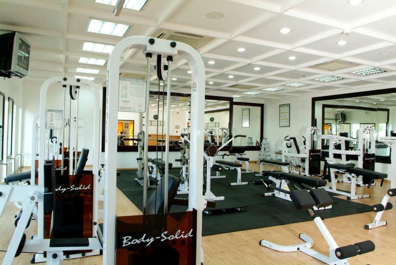 מאלה Hulhule Island Hotel מראה חיצוני תמונה